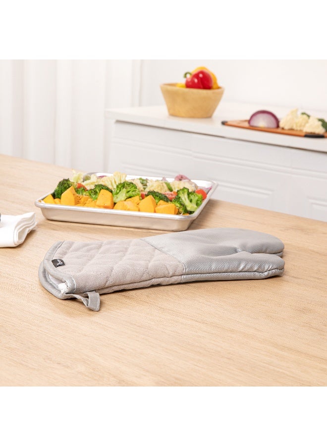 Restaurantware 15 x 7 Inch Oven Mitt, 1 Heat-Resistant Oven Mitten - Ergonomic Grip, Professional Grade, Silver Fiberglass Kitchen Mitten, For Handling Hot Trays, Dishes, Pots, or Pans, Durable  - Image 4