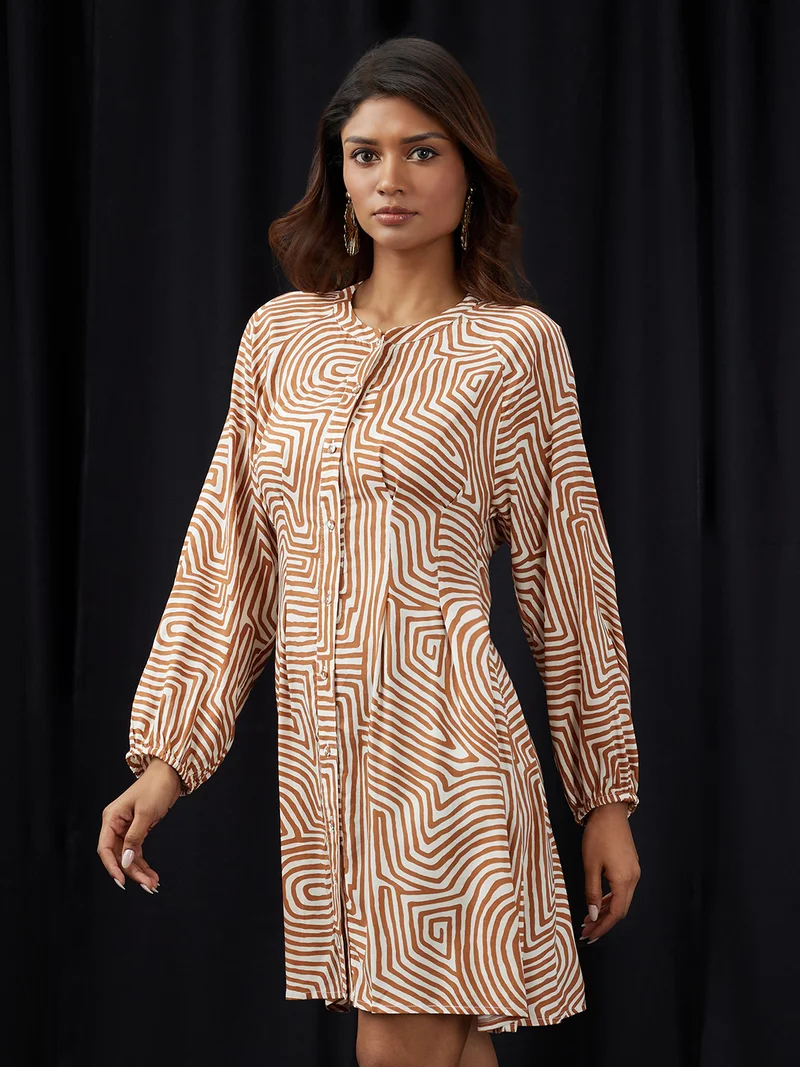 جلو باص فستان قصير - نسائي بياقة ماندرين وأكمام راجلان وطبعة مجردة وتفاصيل بليسيه من جلوبس بلون بني