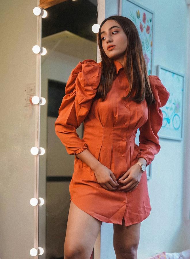 كاجوالي فستان قصير بأكمام منتفخة وكسرات بلون برتقالي صدئ من كاسولي - Image 2