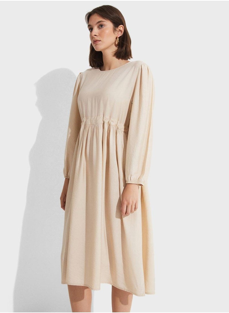 جون فستان متوسط الطول بيج بأكمام طويلة - Image 1