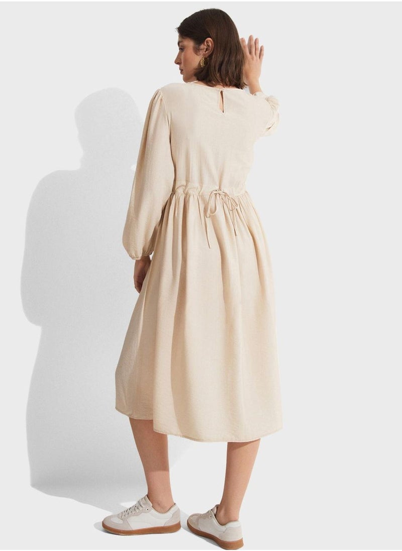 جون فستان متوسط الطول بيج بأكمام طويلة - Image 2