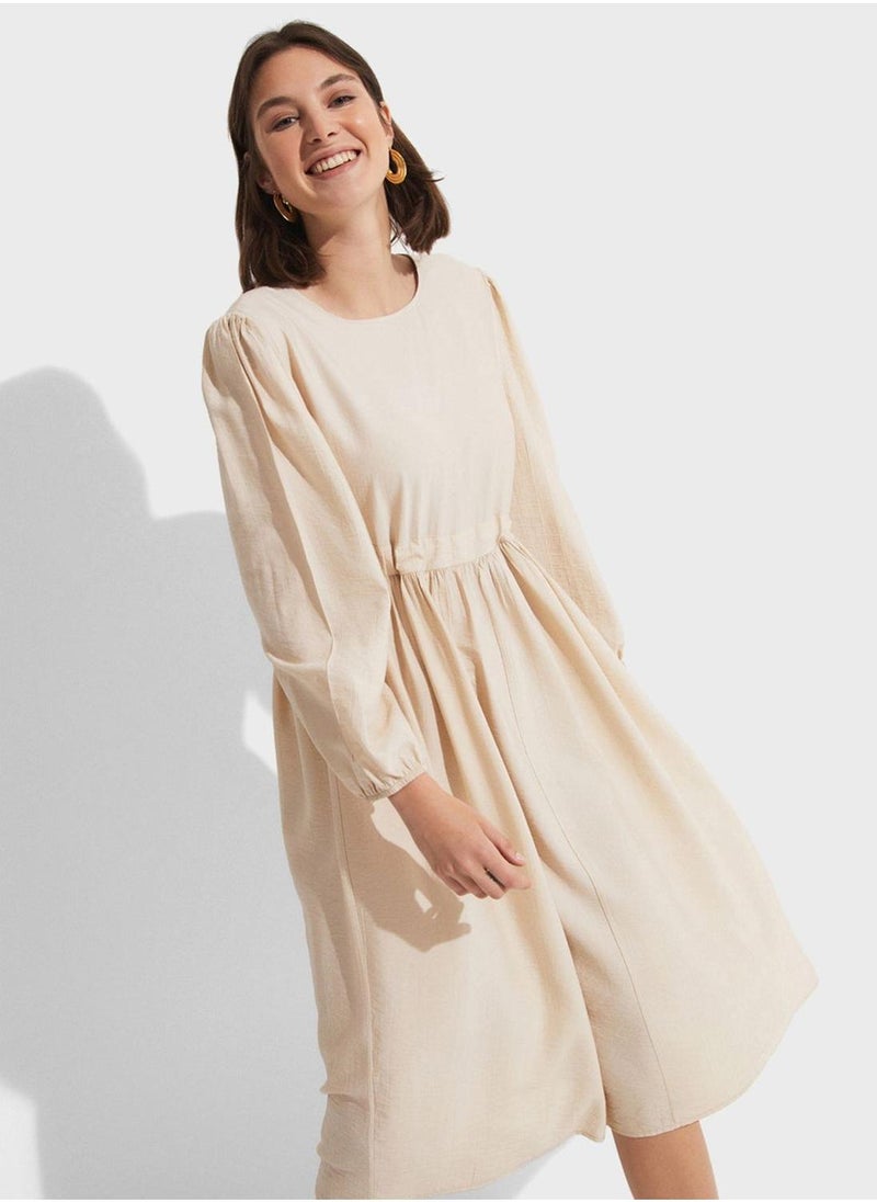 جون فستان متوسط الطول بيج بأكمام طويلة - Image 5