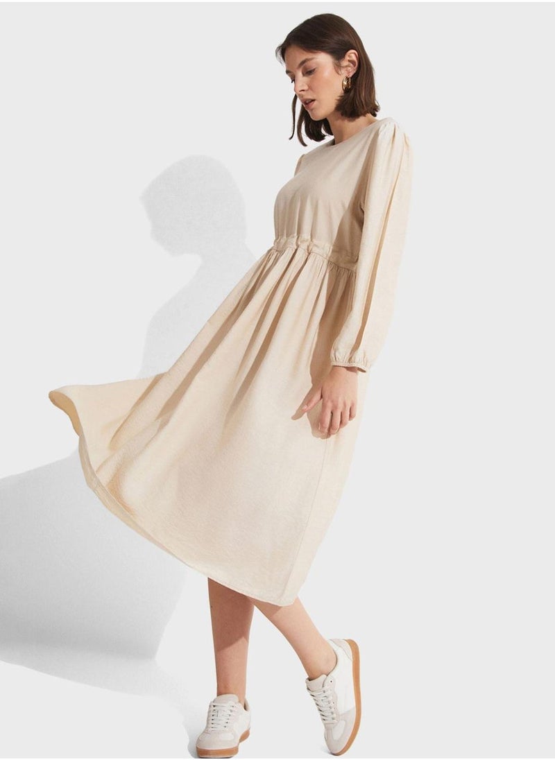 جون فستان متوسط الطول بيج بأكمام طويلة - Image 3