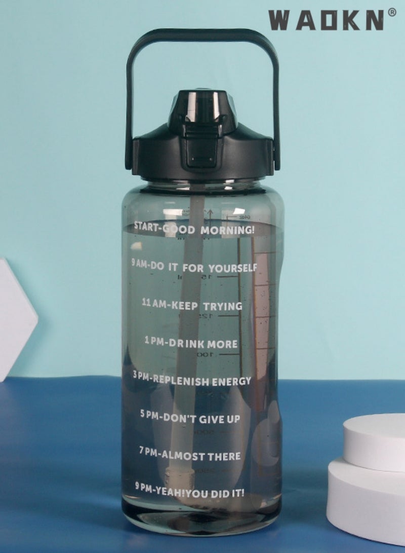 دبليو أيه أو كي أن زجاجة مياه تحفيزية سعة 2 لتر مع علامة زمنية وقش - إبريق ماء مانع للتسرب خال من مادة BPA للنساء الرجال إبريق ماء كبير للياقة البدنية صالة الألعاب الرياضية في الهواء الطلق - Image 4