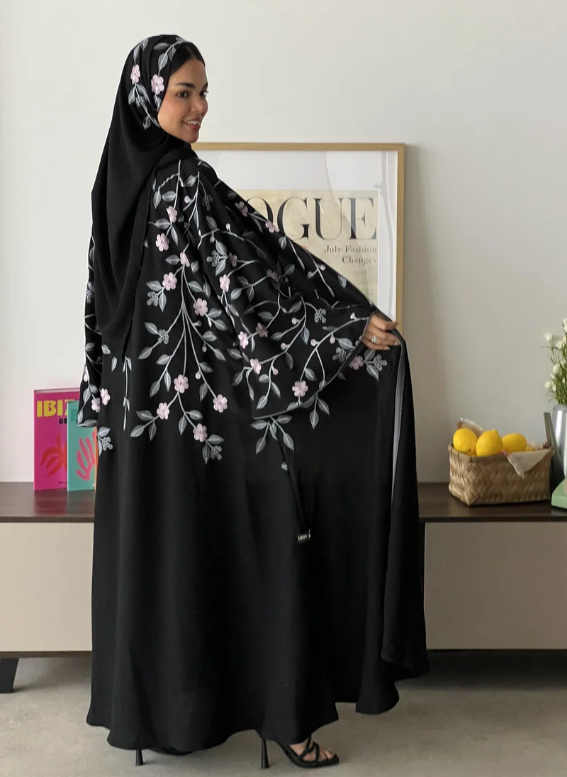 عبايات لوسين عباية سوداء بأكمام فرنسية واسعة وتطريز ورد علوي