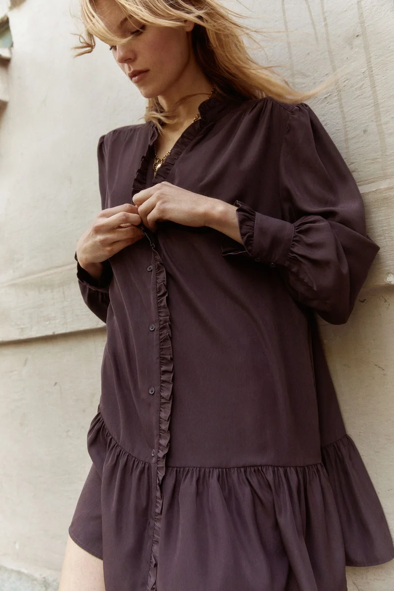 اتش اند ام فستان بقصّة قميص مزين بالكشكشة