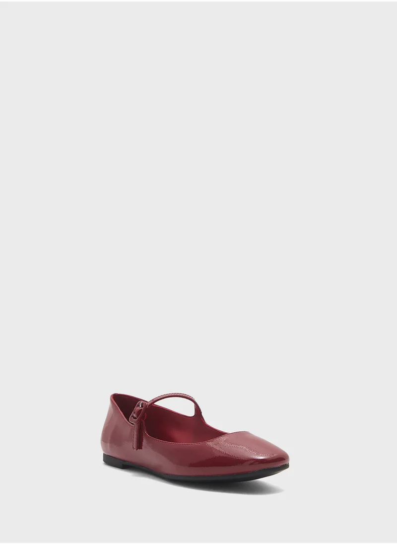 ستيف مادن Caddie Buckle Strap Closed Toe Ballerinas