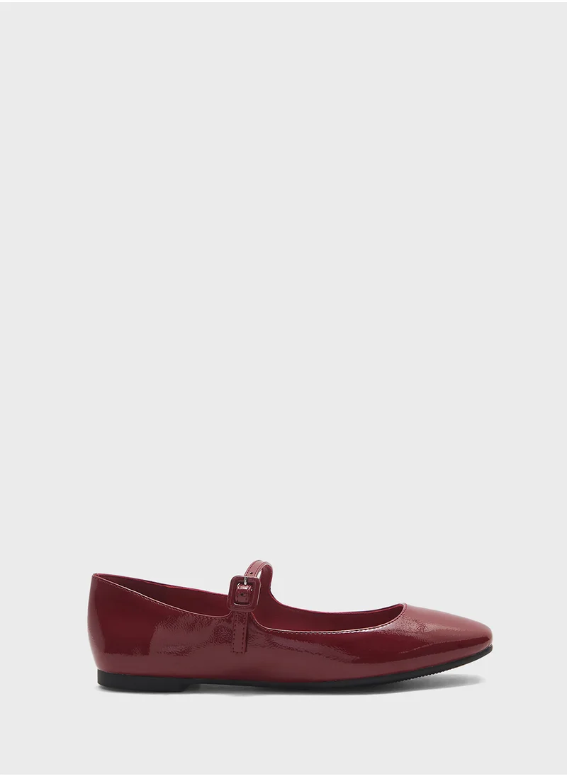 ستيف مادن Caddie Buckle Strap Closed Toe Ballerinas