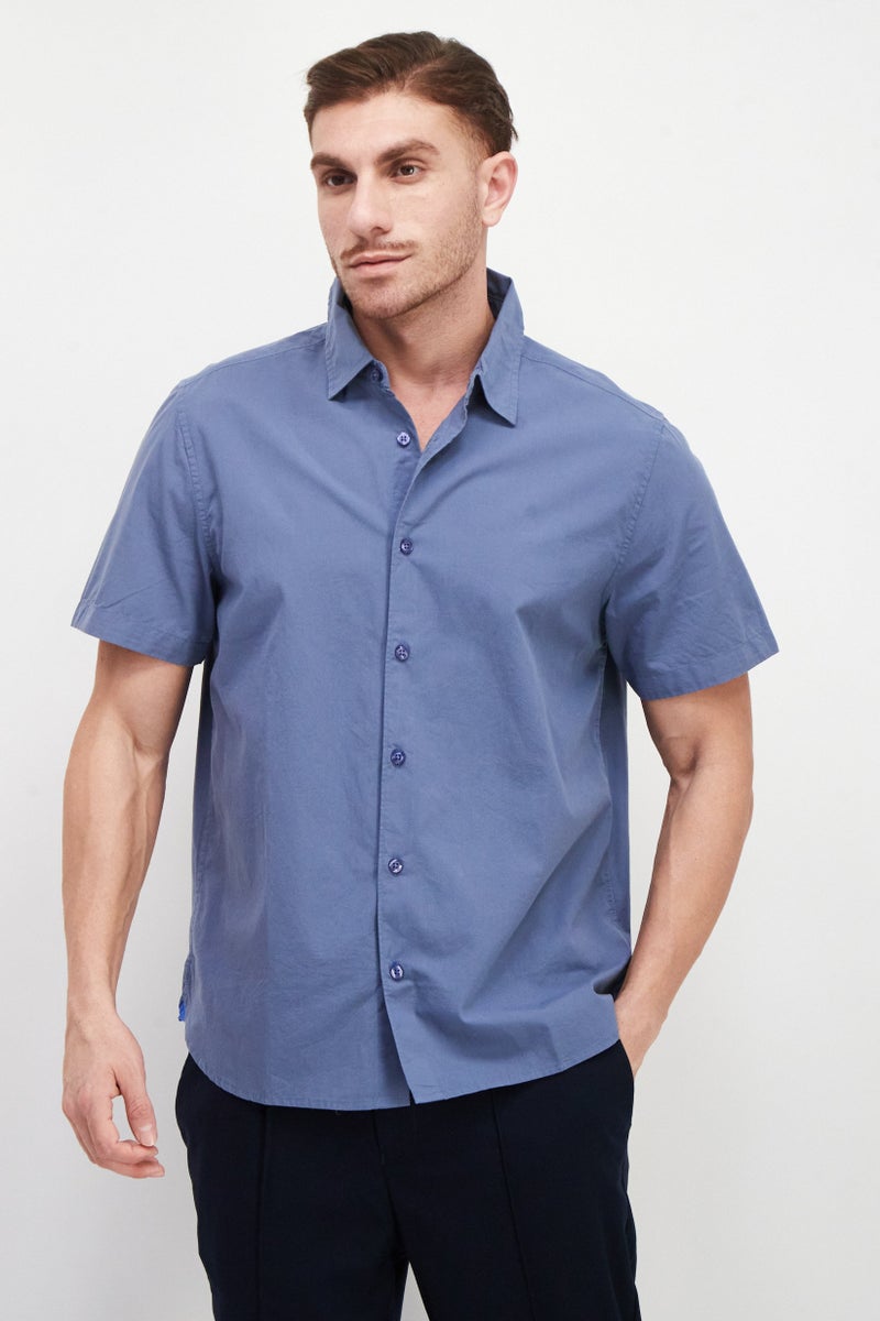 VINCE CAMUTO قميص رجالي بقصة عادية بأكمام قصيرة بلون أزرق حجري - Image 1