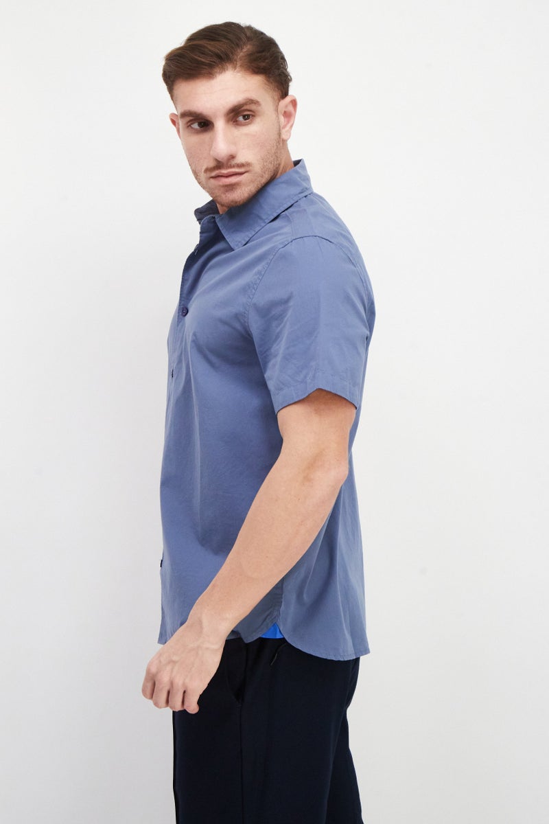 VINCE CAMUTO قميص رجالي بقصة عادية بأكمام قصيرة بلون أزرق حجري - Image 3