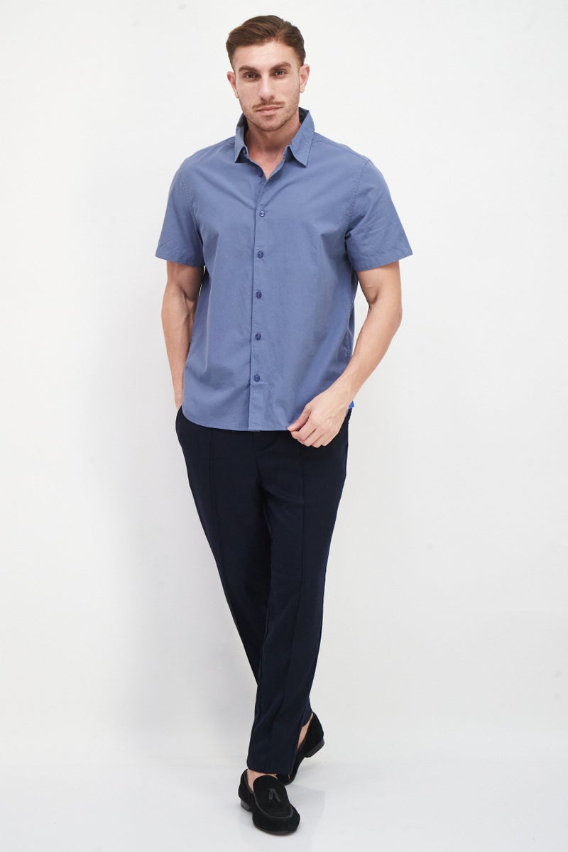 VINCE CAMUTO قميص رجالي بقصة عادية بأكمام قصيرة بلون أزرق حجري - Image 2