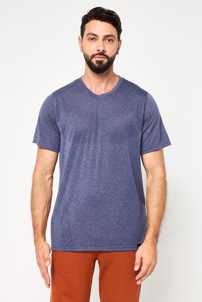 UNDER ARMOUR تي شيرت جري للرجال بأكمام قصيرة ومناسب مع شعار العلامة التجارية، بنفسجي - Image 1