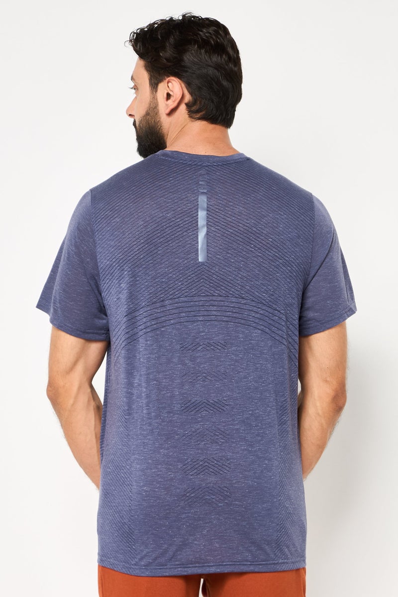 UNDER ARMOUR تي شيرت جري للرجال بأكمام قصيرة ومناسب مع شعار العلامة التجارية، بنفسجي - Image 4