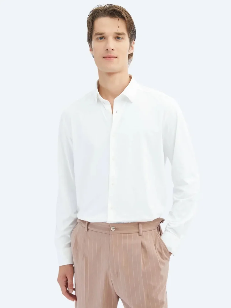 كيب قميص أبيض محبوك بقصة عادية