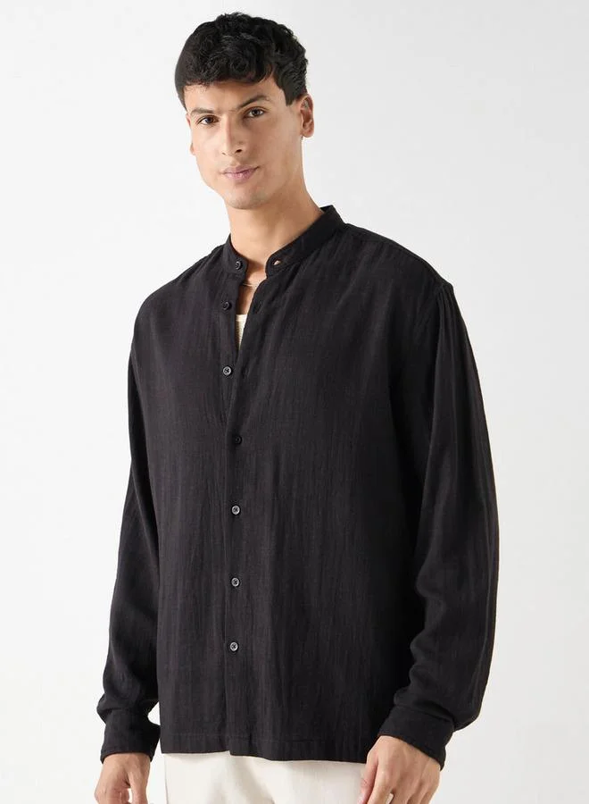 ايكونيك قميص بارز الملمس بقصّة مريحة بياقة ماندارين وأكمام طويلة من أيكونيك