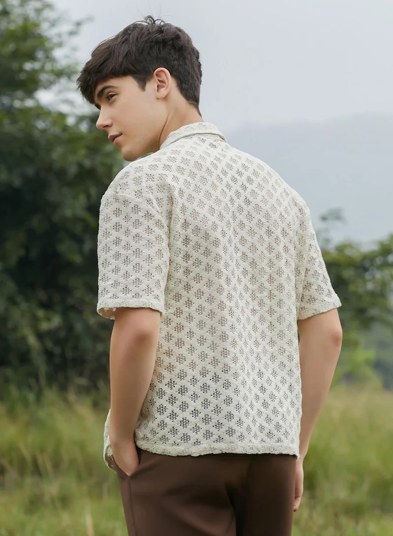 كامبوس سوترا Campus Sutra Men's Off-White Oblique Oversized Shirt For Casual Wear | Cuban Collar | Short Regular Sleeves | Button Closure | Oversized Shirt Crafted With Comfort Fit For Everyday Wear