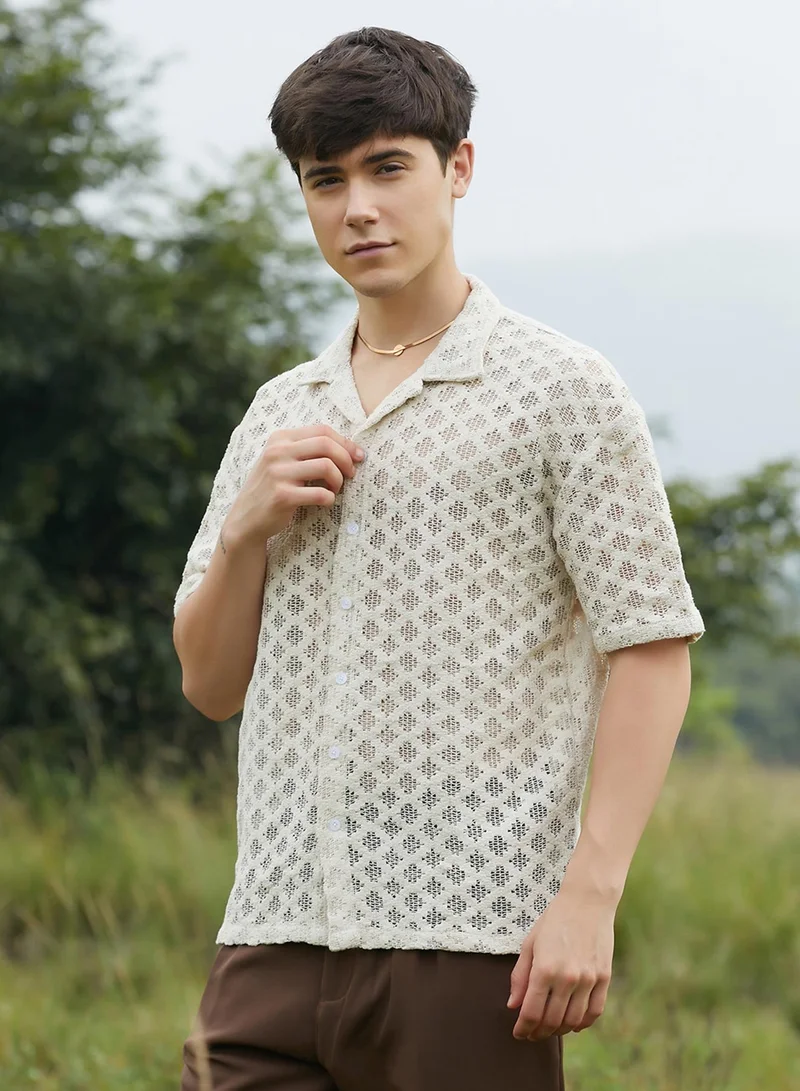 كامبوس سوترا Campus Sutra Men's Off-White Oblique Oversized Shirt For Casual Wear | Cuban Collar | Short Regular Sleeves | Button Closure | Oversized Shirt Crafted With Comfort Fit For Everyday Wear