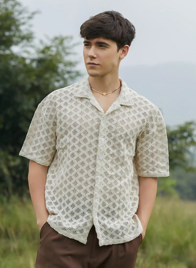 كامبوس سوترا Campus Sutra Men's Off-White Oblique Oversized Shirt For Casual Wear | Cuban Collar | Short Regular Sleeves | Button Closure | Oversized Shirt Crafted With Comfort Fit For Everyday Wear
