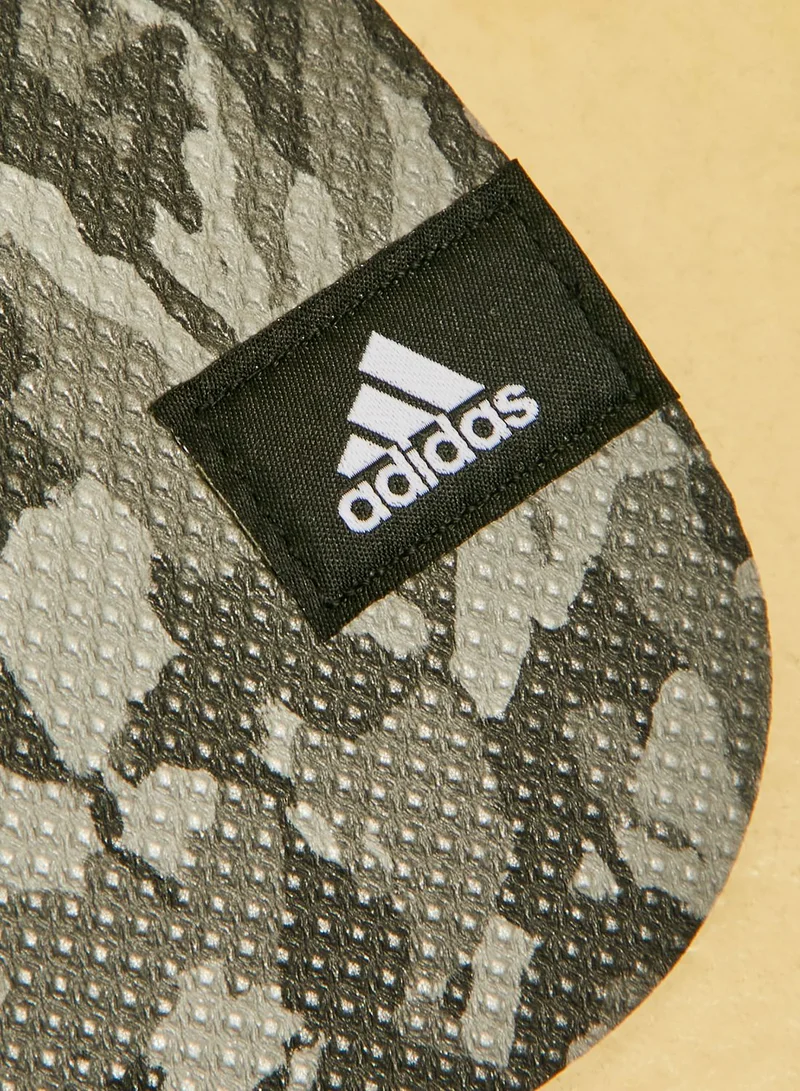 adidas حصيرة يوغا بشعار الماركة