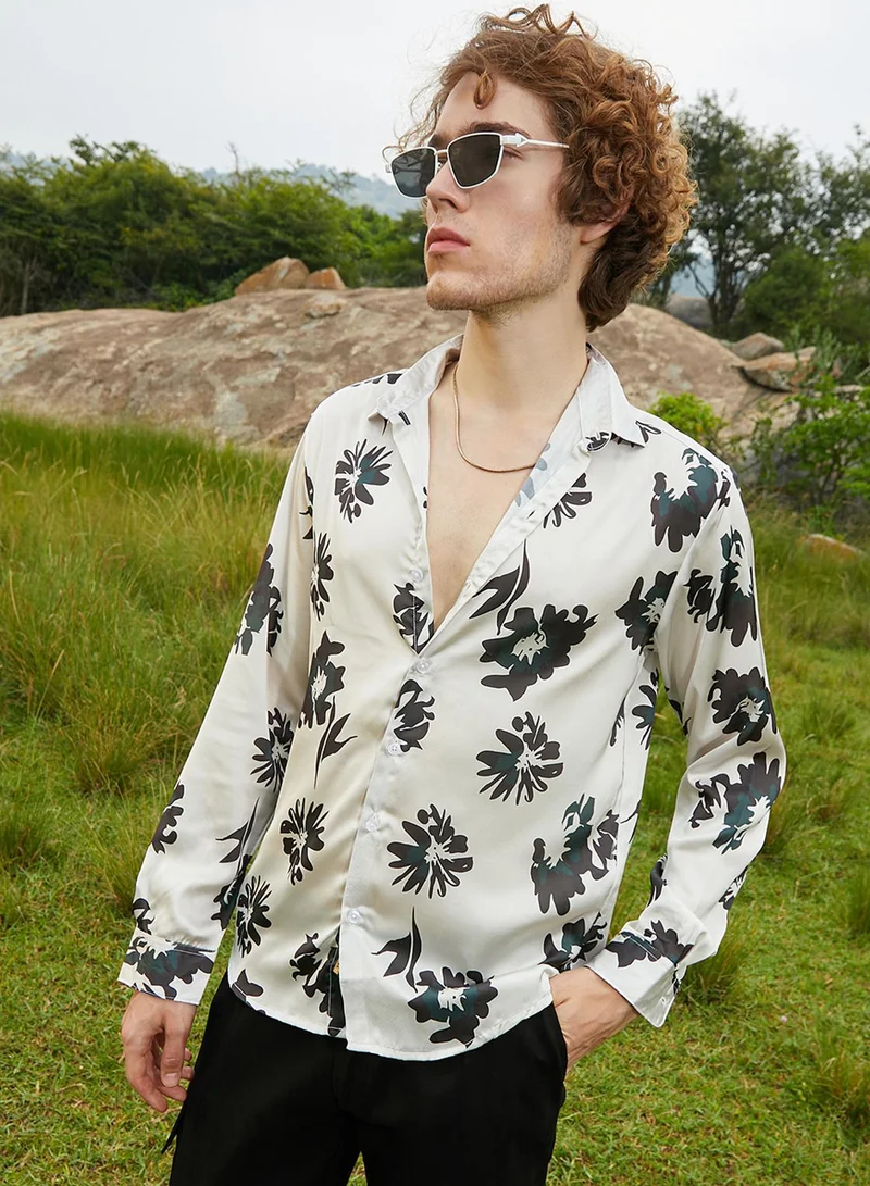 كامبوس سوترا قميص رجالي بطبعة زهور باللون الأبيض العاجي والأسود الأونيكس