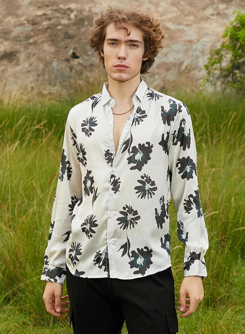 كامبوس سوترا قميص رجالي بطبعة زهور باللون الأبيض العاجي والأسود الأونيكس