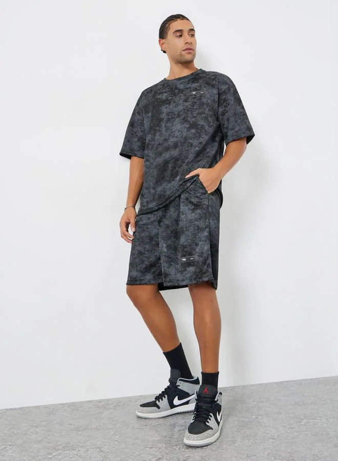 ستايلي طقم منسق من تيشيرت بطبعة تاي داي وقصة واسعة مع شورت