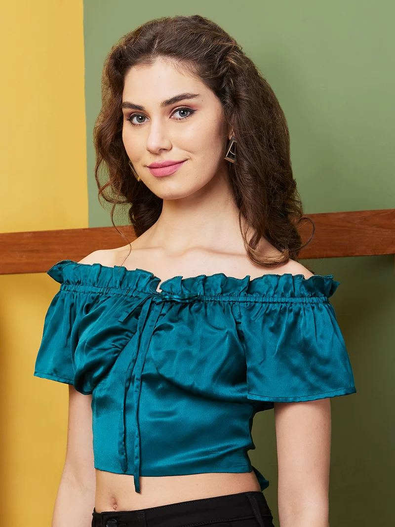 جلو باص بلوزة نسائية خضراء مكشوفة الكتفين بخصر مربوط وقصة قصيرة