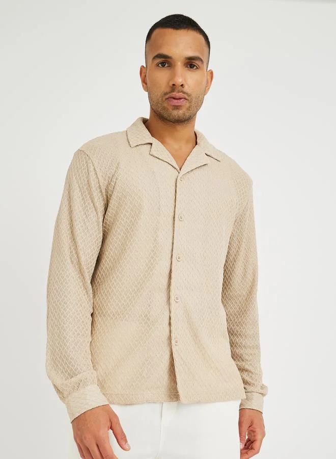 ستايلي قميص رجالي بيج بنقشة كروشيه بياقة منتجع وقصة مريحة