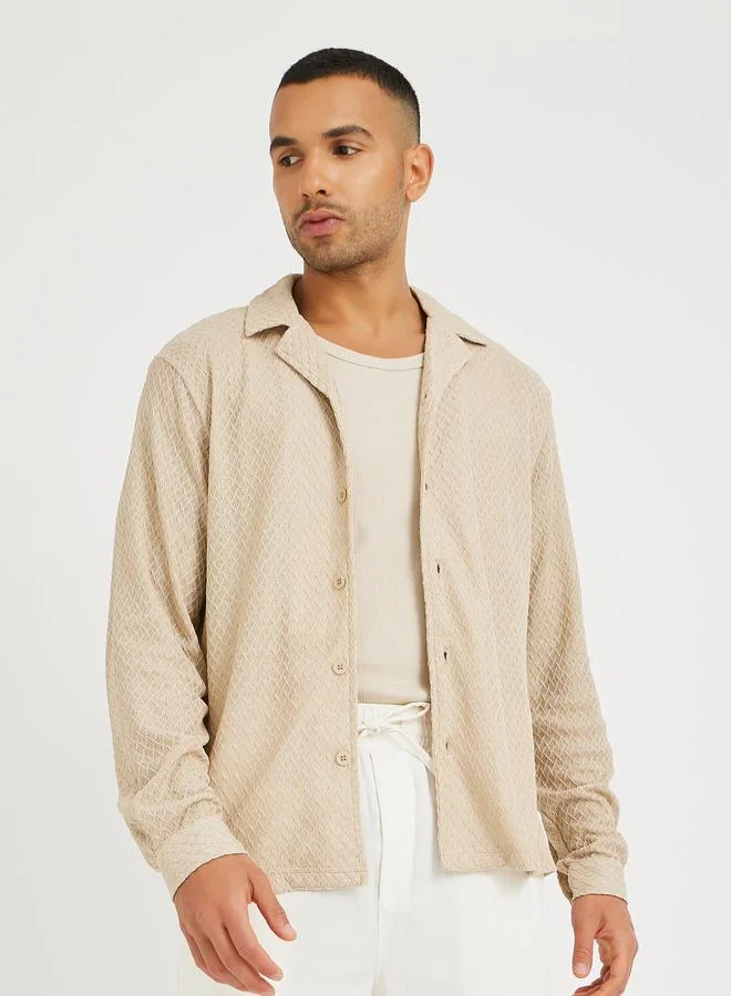 ستايلي قميص رجالي بيج بنقشة كروشيه بياقة منتجع وقصة مريحة