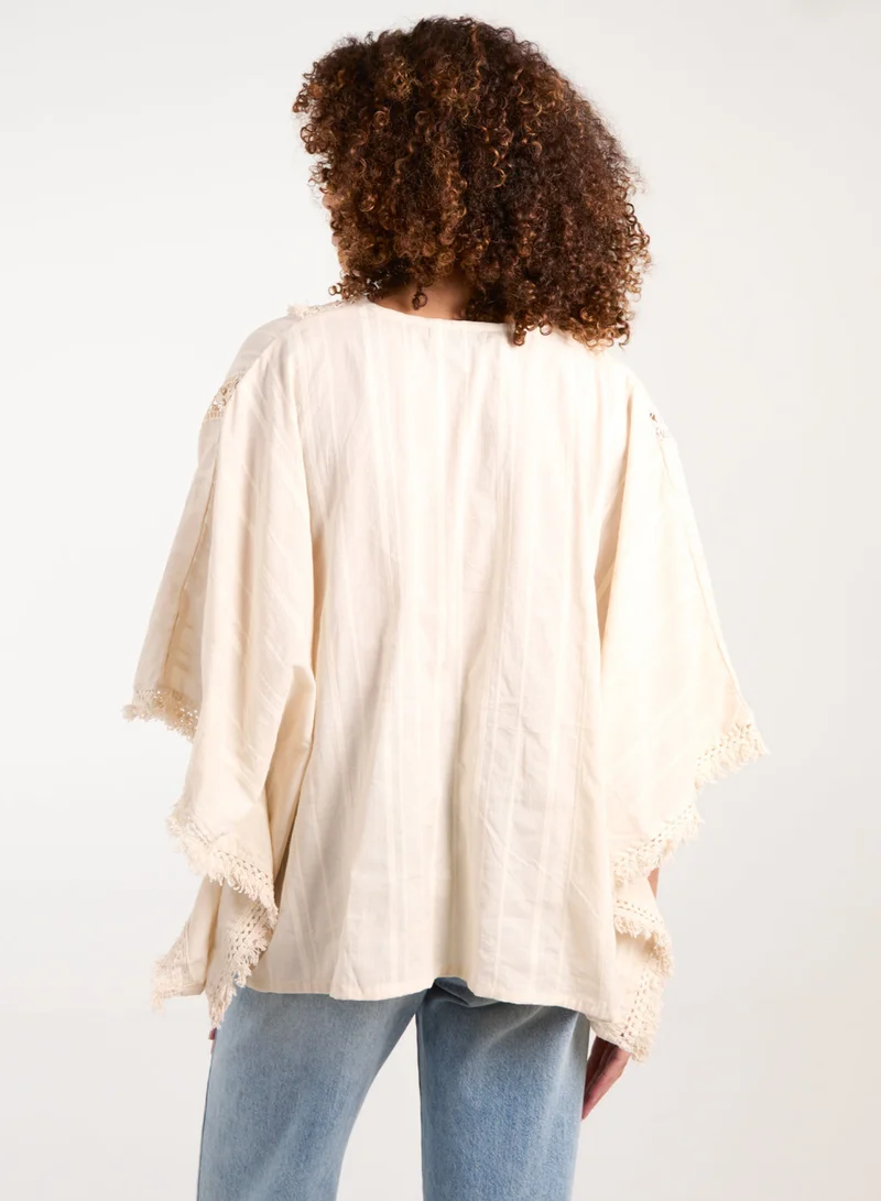 بلو فانيلا كيمونو بفتحة أمامية مزين بالشراريب والكروشيه