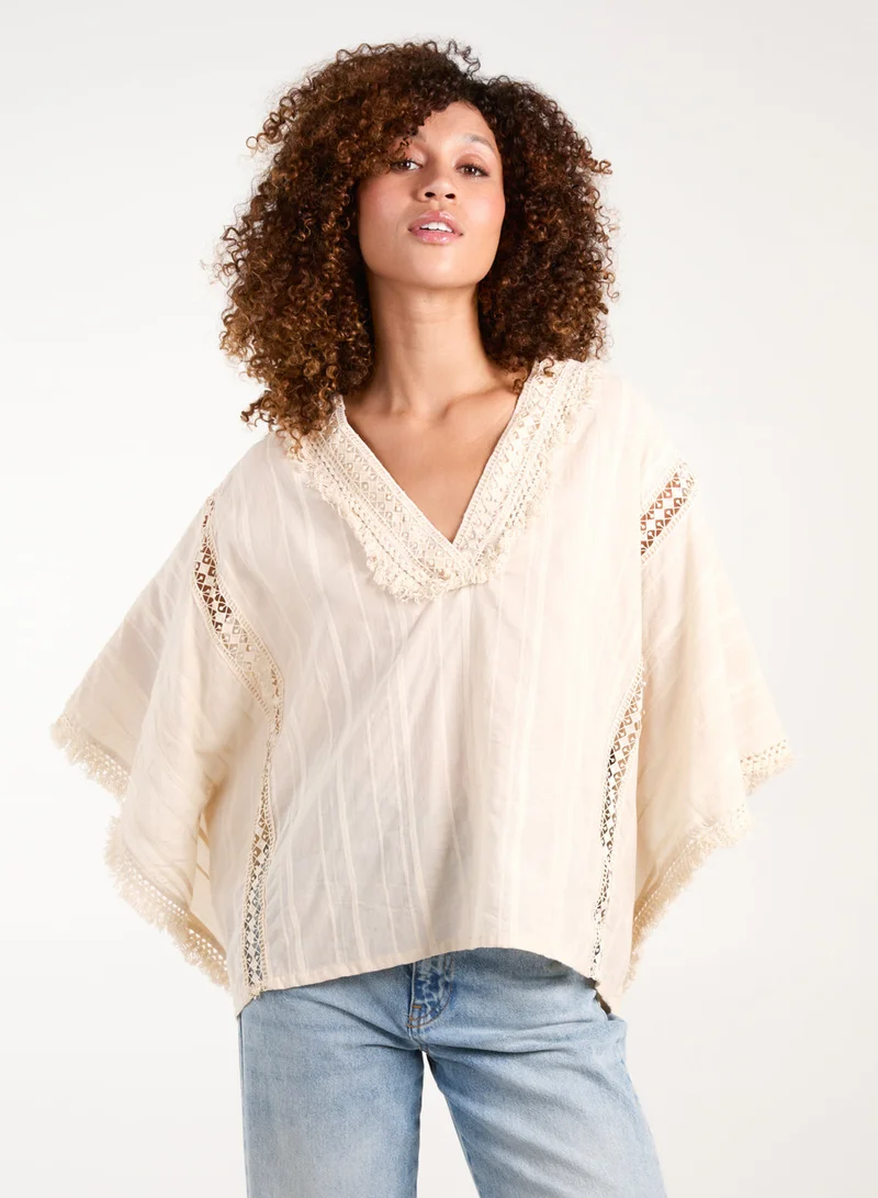 بلو فانيلا كيمونو بفتحة أمامية مزين بالشراريب والكروشيه