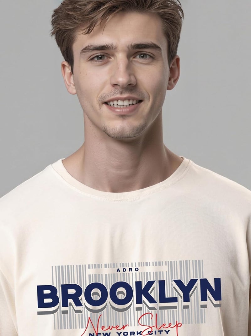 adro تي شيرت مطبوع للرجال من ADRO في قطن لايكرا الفاخر - مقاس عادي، رمل أبيض - Image 3