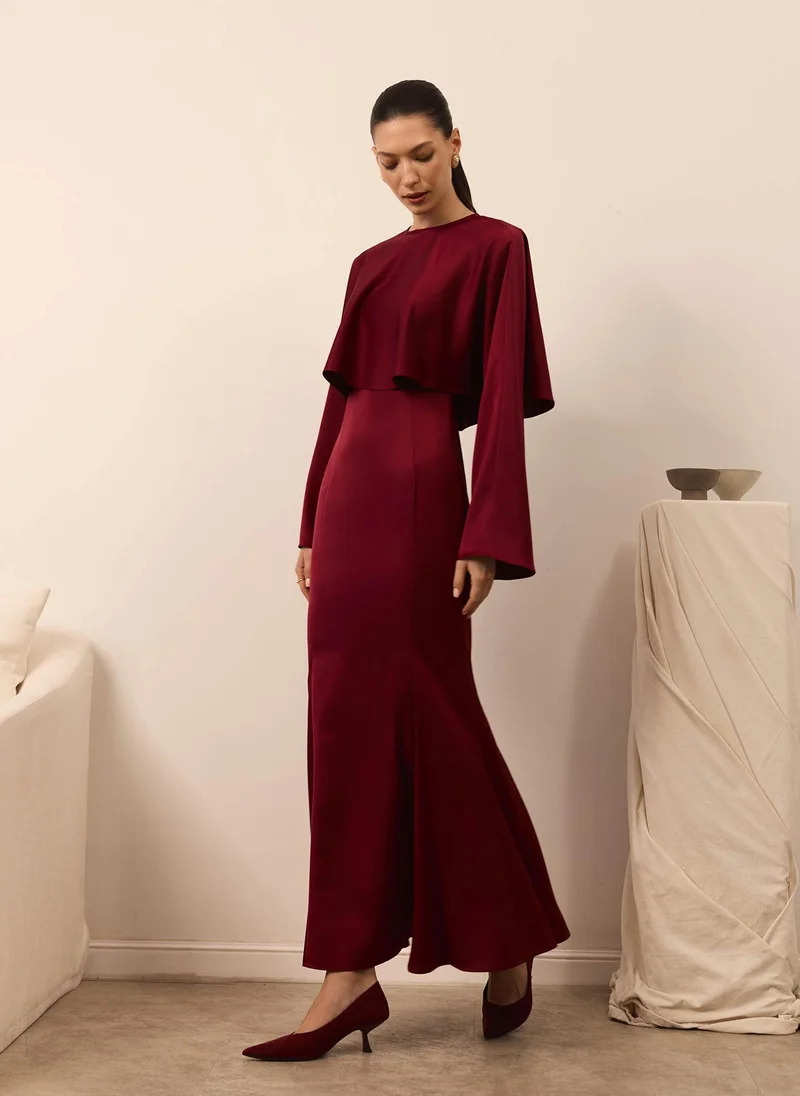 Maxi dress with voluminous cape and long sleeves