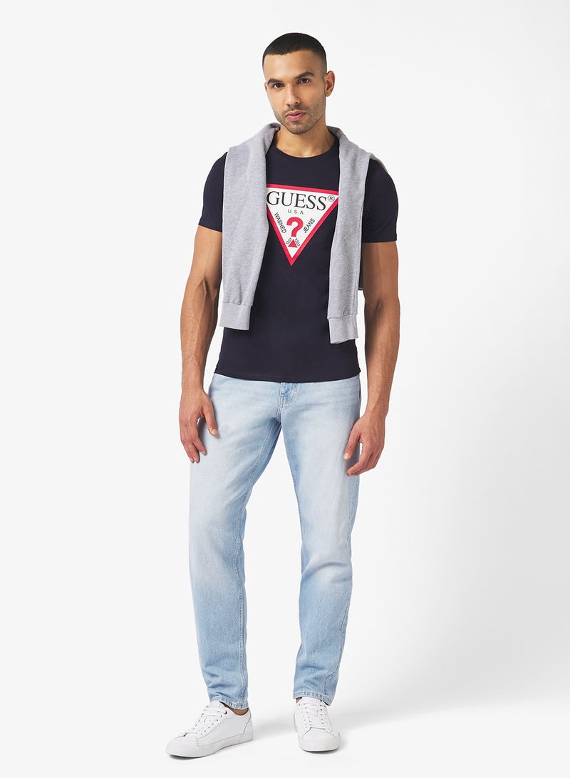 جس تيشيرت بياقة دائرية وأكمام قصيرة بشعار أصلي - Image 4