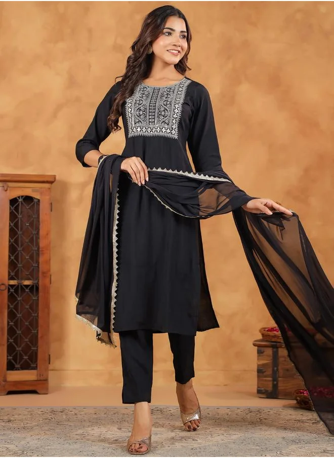 Janasya Janasya Embroidered Straight Kurta and Trousers with Dupatta Set