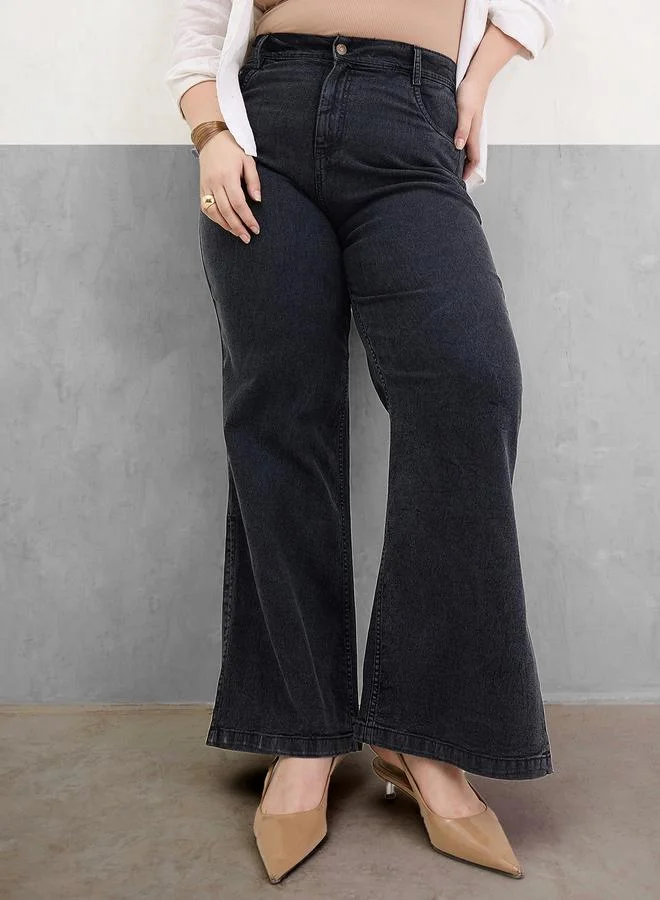 ساسافراس جينز بمقاس كبير بقصة أرجل مستقيمة