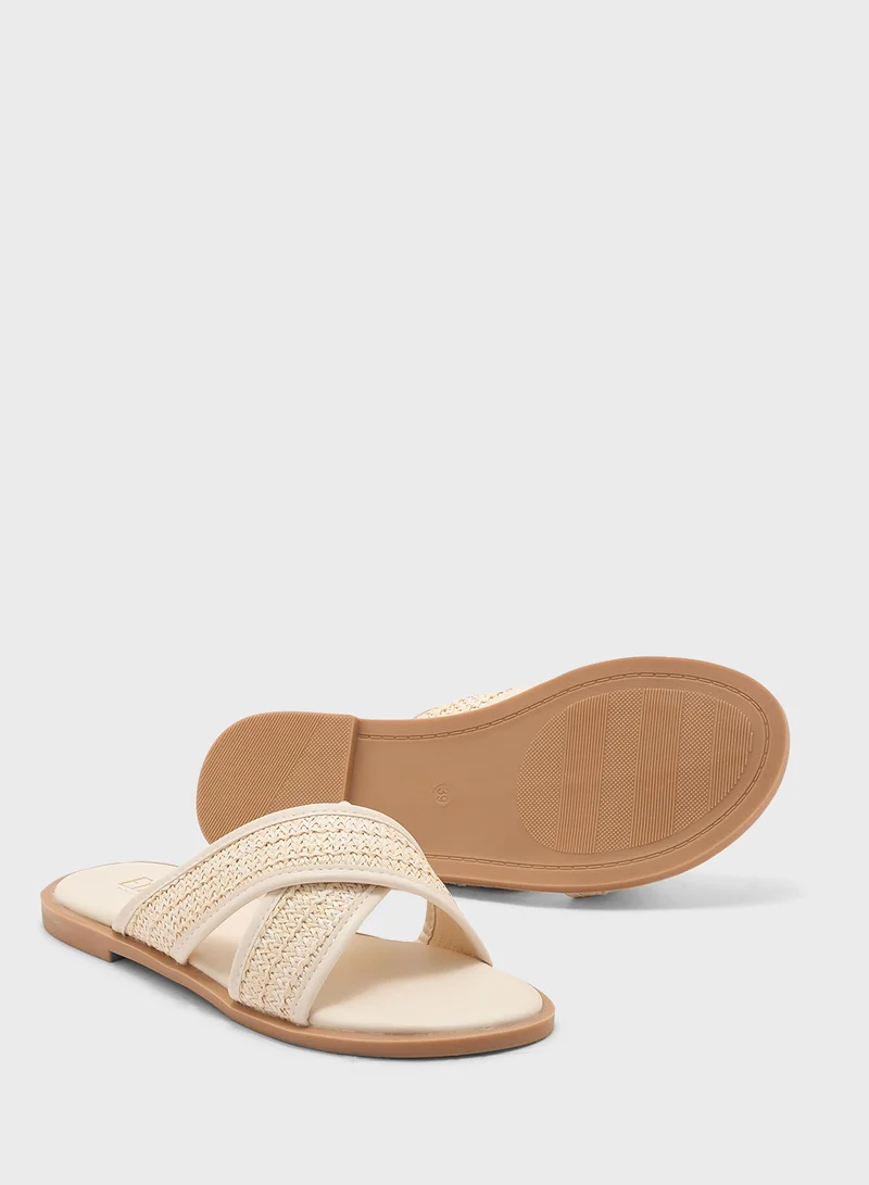 ايلا صندل مسطح من الرافييا