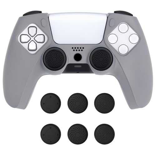 playvital غطاء سيليكون مضاد للانزلاق من سلسلة بلاي فيتال للطراز القابل للتوصيل لجهاز تحكم ps5، غلاف مطاطي ناعم لجهاز تحكم ps5 يتناسب مع محطة الشحن مع أغطية قبضة الإبهام - رمادي - Image 1