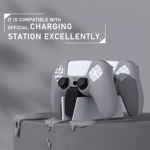 playvital غطاء سيليكون مضاد للانزلاق من سلسلة بلاي فيتال للطراز القابل للتوصيل لجهاز تحكم ps5، غلاف مطاطي ناعم لجهاز تحكم ps5 يتناسب مع محطة الشحن مع أغطية قبضة الإبهام - رمادي - Image 4