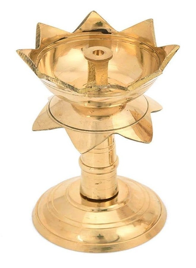 أديتري_كرييشن مصباح زيت صغير مزخرف على شكل زهرة اللوتس، يُستخدم في طقوس البوجا، وهو عنصر أساسي في احتفالات هولي الثقافية الهندية التقليدية، ويُستخدم أيضًا في ديكور المنزل. (الحجم: الطول: 2 بوصة، الارتفاع: 3 بوصات) (ذهبي). - Image 1