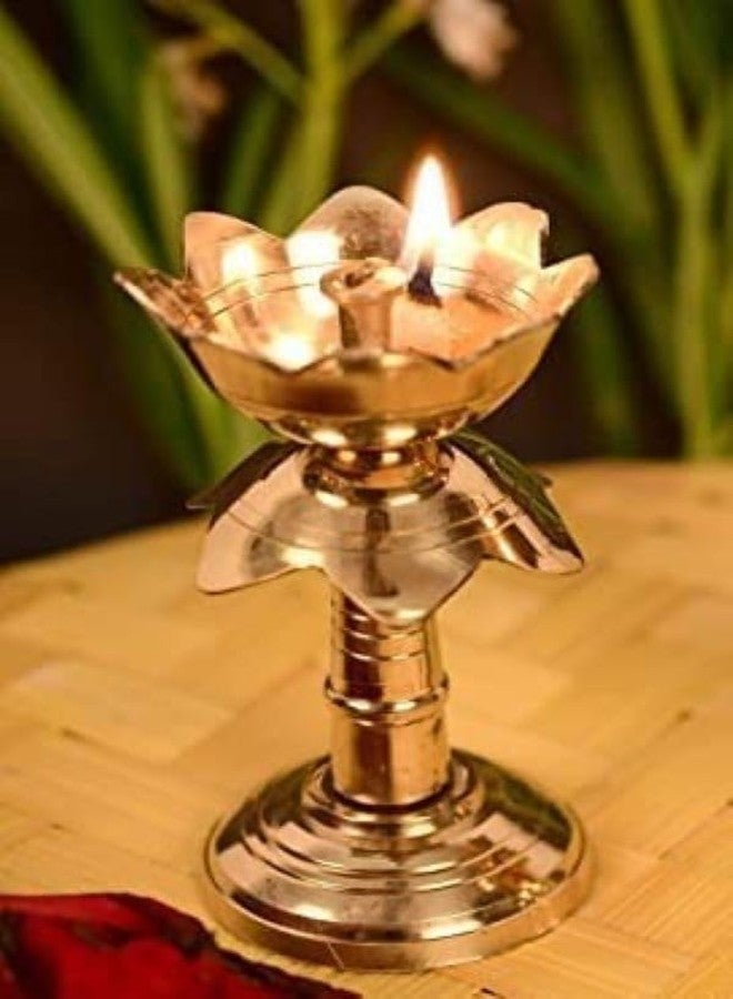 أديتري_كرييشن مصباح زيت صغير مزخرف على شكل زهرة اللوتس، يُستخدم في طقوس البوجا، وهو عنصر أساسي في احتفالات هولي الثقافية الهندية التقليدية، ويُستخدم أيضًا في ديكور المنزل. (الحجم: الطول: 2 بوصة، الارتفاع: 3 بوصات) (ذهبي). - Image 2