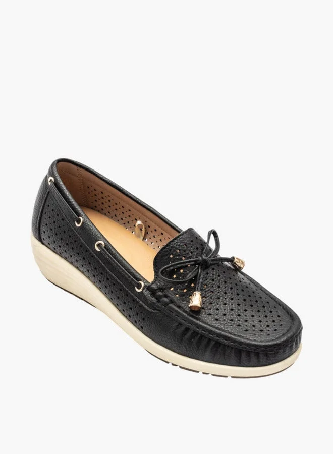 لو كونفورت موكاسينز سليب أون بنقشة مع تفاصيل فيونكة