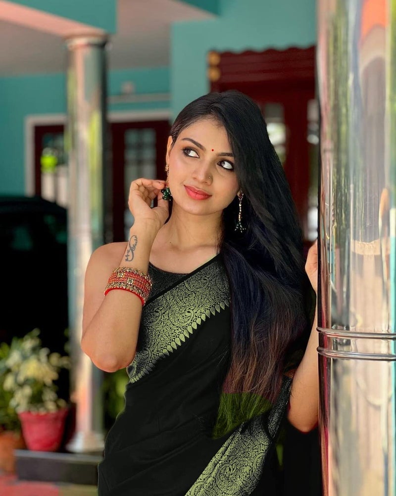 avantika fashion أفانتكا فاشن - ساري باناراسي من الحرير للنساء والفتيات مع قطعة بلوزة (كوفاي باتتو_أسود) - Image 5