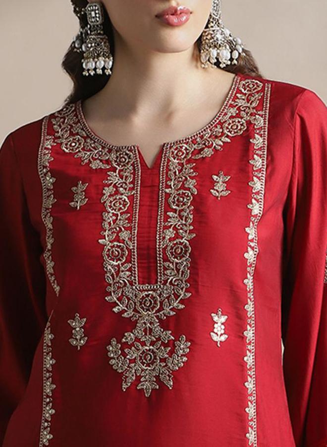 جلو باص طقم كورتا مستقيمة مطرزة بتطريز زاري عند الصدر مع بنطال وشيلة - Image 4