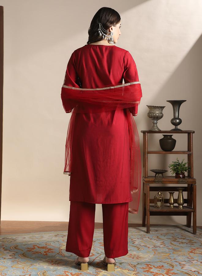 جلو باص طقم كورتا مستقيمة مطرزة بتطريز زاري عند الصدر مع بنطال وشيلة - Image 3