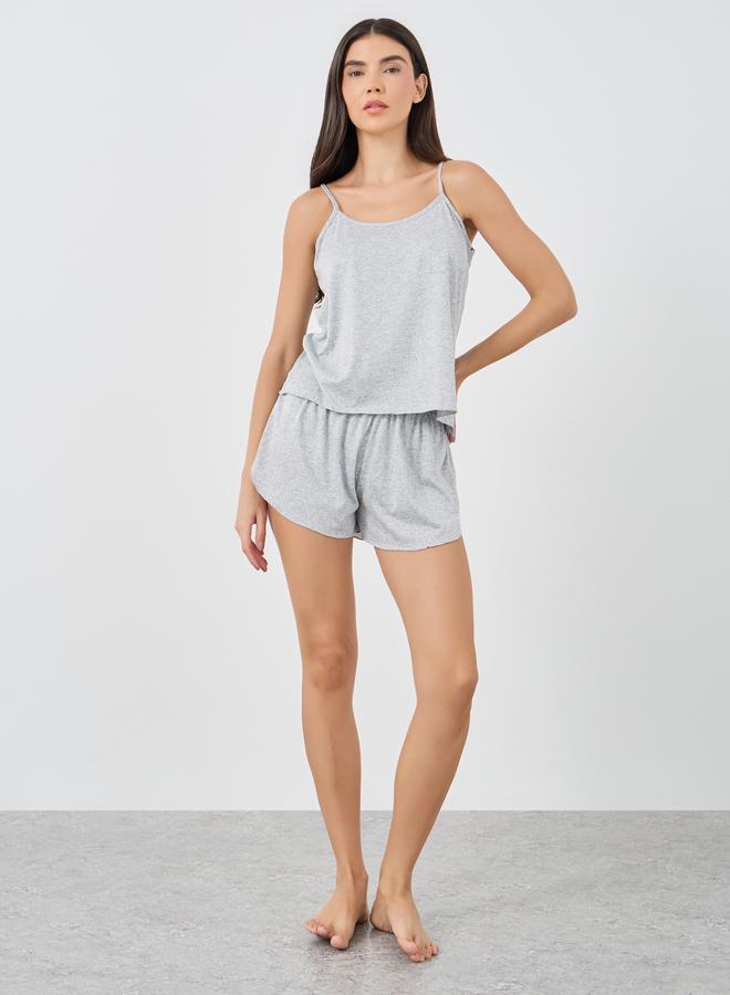 ستايلي طقم بيجامة علوي قصير بحمالات وسروال قصير سادة - Image 2