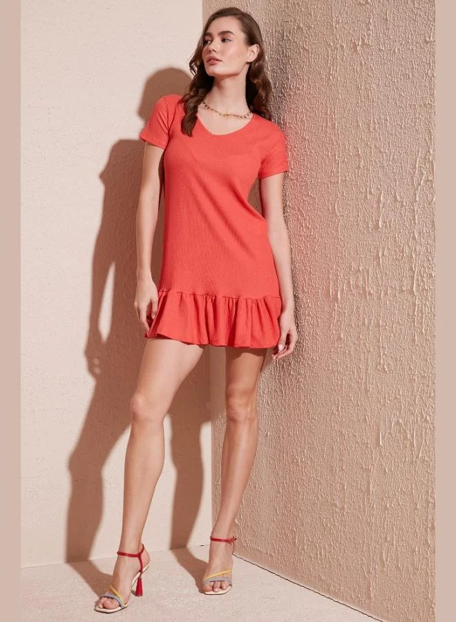 ليلا فستان قصير مكشكش بياقة على شكل حرف  بقصة عادية من ليلا للنساء