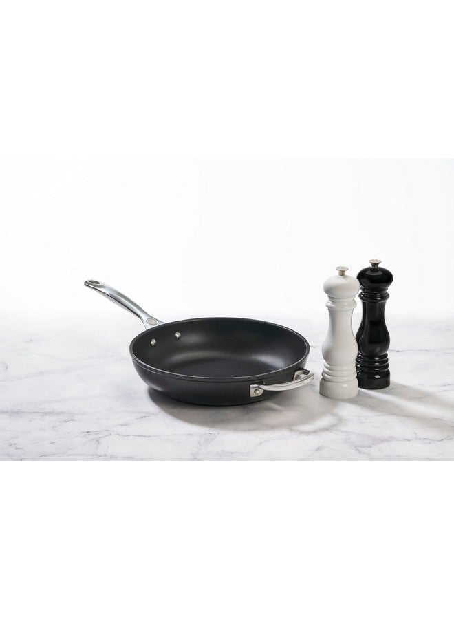 لو كروزي مجموعة مطحنة الملح والفلفل من Le Creuset، مقاس 8 × 2 1/2 بوصة لكل منهما، باللونين الأسود والأبيض  - Image 1
