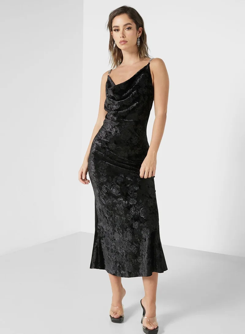 جس فستان بحمالات مزين بنقشة زهور