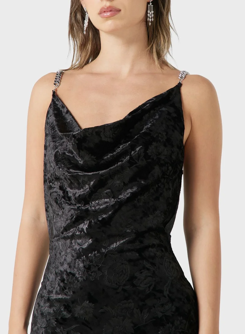 جس فستان بحمالات مزين بنقشة زهور